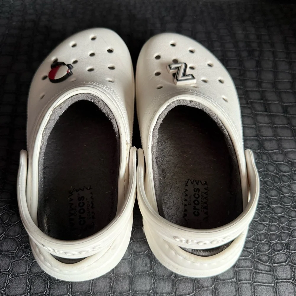 CROCS Kids White and Light Pink Classic Clog Pair with Charms size: C12